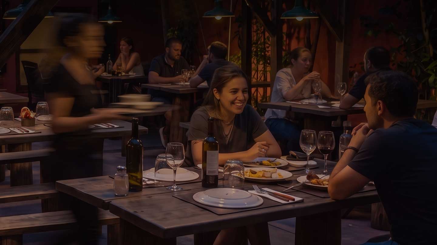 Comensales disfrutando en el salón de La Escondida