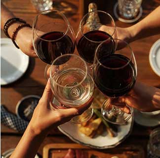 Brindis de un grupo con copas de vino